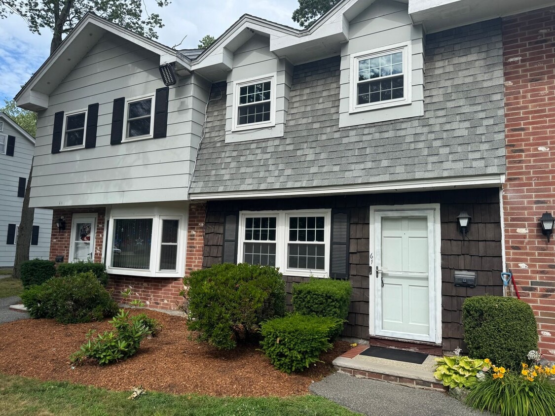 Primary Photo - Refreshed 2 Bed 1.5 Bath Townhouse | Pet O...