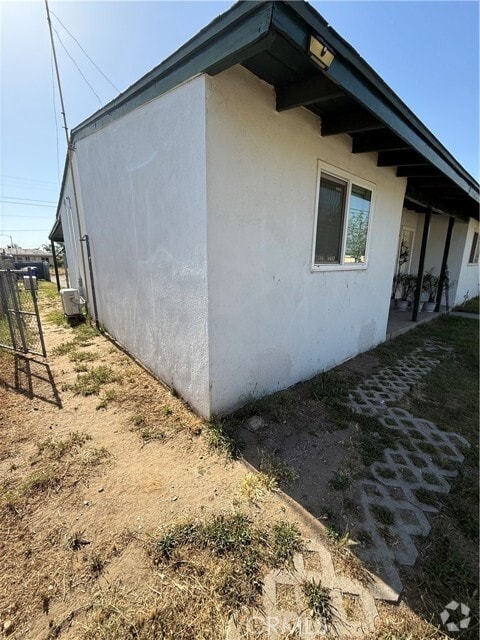 Building Photo - 9416 Cedar Ave