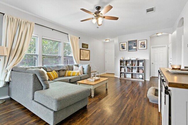 Foto del edificio - Open Floorpan is Move in Ready just for yo...