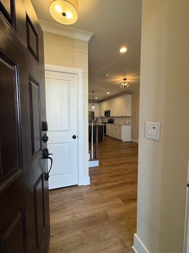 Building Photo - 2BR 2.5BA Townhome with Neighborhood Pool