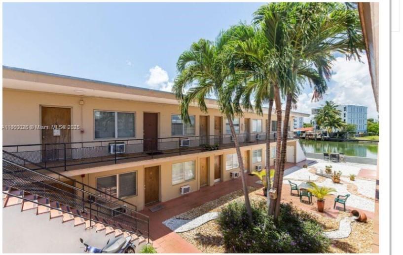 Foto del edificio - 8210 Byron Ave