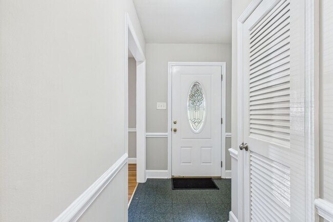 Foto del edificio - Large Home in Guilford Hills, Hardwood Flo...