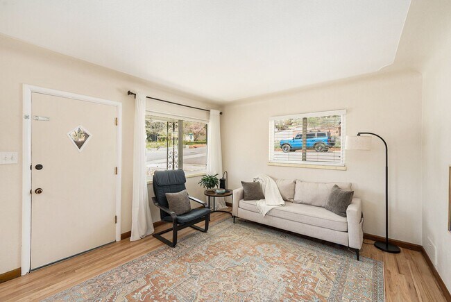 Building Photo - Beautifully Updated Home Near Downtown Golden