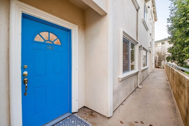 Building Photo - 2663 Montrose Ave