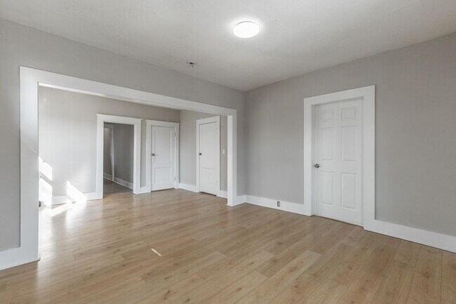 Foto del edificio - 2117 Foust St