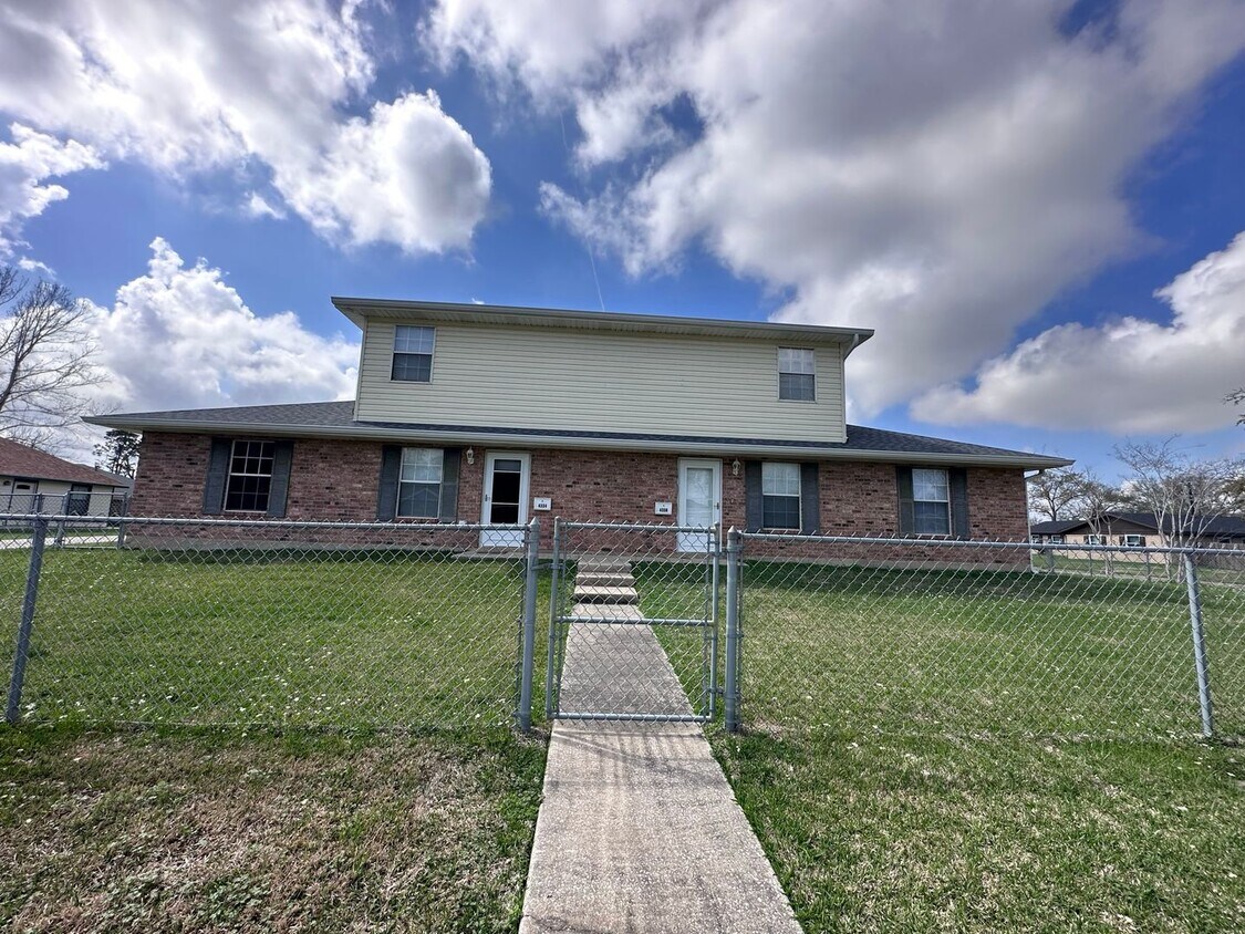 Primary Photo - Spacious Duplex By McNeese