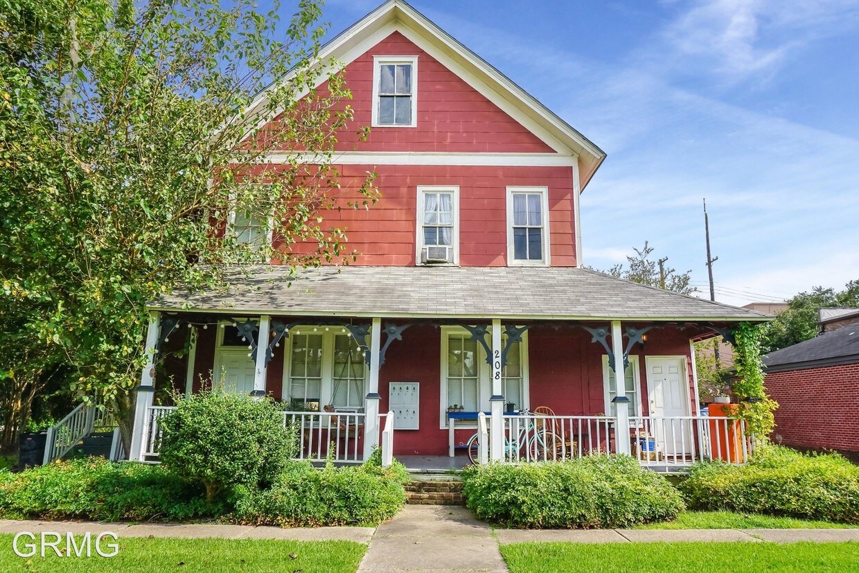 Primary Photo - 208 E Charles St