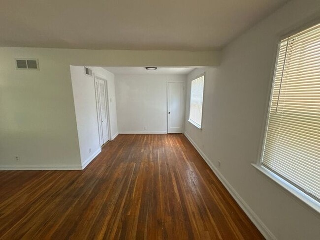 Building Photo - 3 br / 2 ba house with nice sized master b...