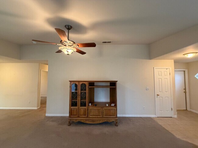 Foto del edificio - Take a look at this Gorgeous NW Bakersfield Home
