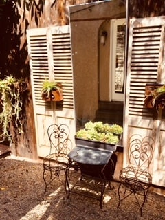 Outdoor Area - 607 N Windsor Blvd