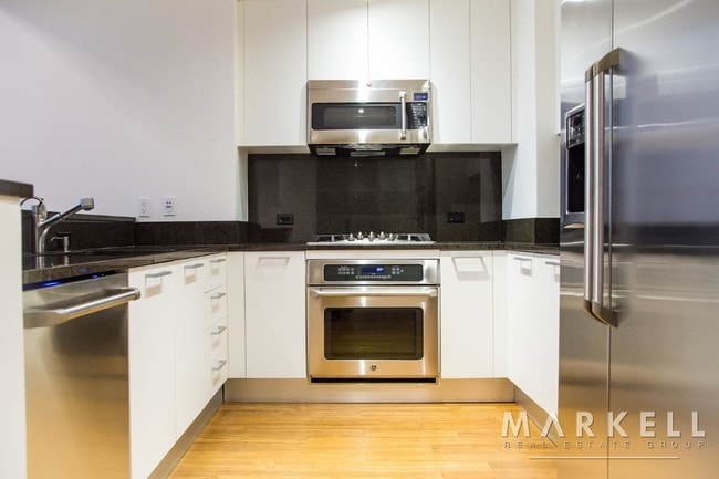 Building Photo - 329 W 38th St