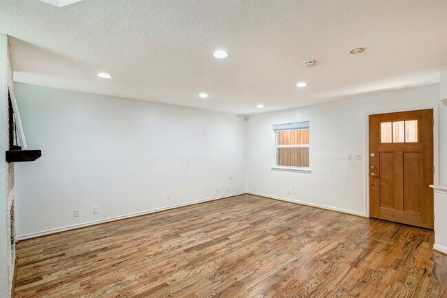 Foto del edificio - 1020 Heights Blvd