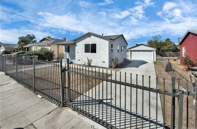 Building Photo - 907 W Arbutus St