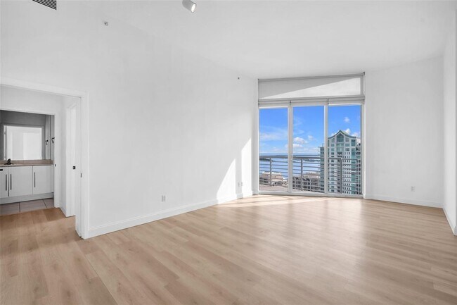 Foto del edificio - 325 S Biscayne Blvd
