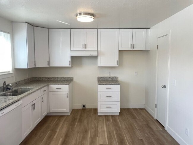 Foto del edificio - Spacious 3-bedroom 1.5 Bath Twin-Home with a Fenced Backyard