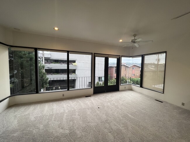 Foto del edificio - 2035 Waverly Pl N