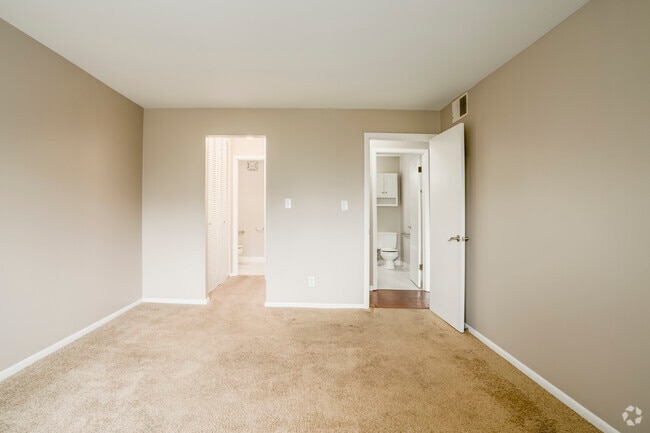 2 habitaciones, 1,5 baños - 1050 pies cuadrados - Dormitorio principal - Foster Park Apartments
