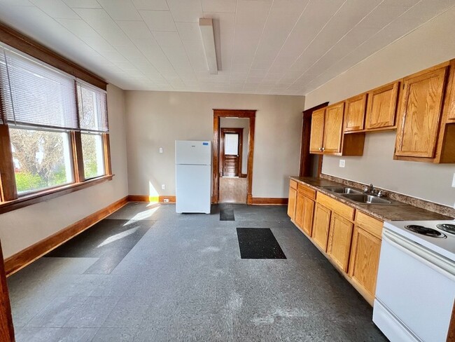 Building Photo - Lots of room in this large Price Hill apar...