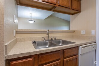 2BR, 2BA - 960 SF - Quail Run Apartments