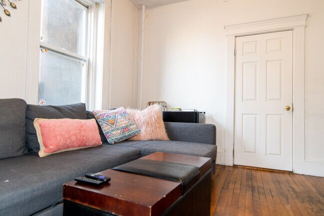 Foto del edificio - 3 Bed 1 Bath close to BU available 9/1