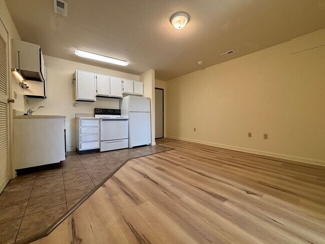 Building Photo - Uptown Apartments