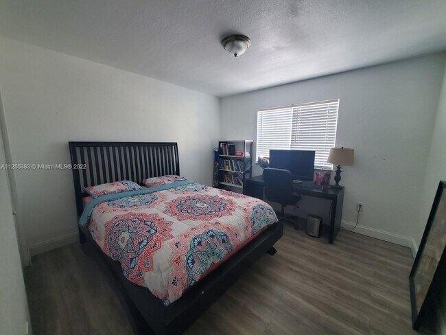Foto del edificio - 10261 NW 80th Ct