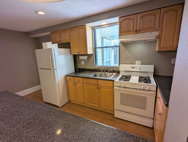 Building Photo - 2 Bedroom 1 Bathroom Single Family Home (S...