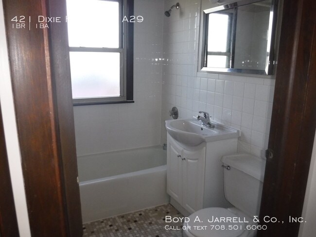 Building Photo - Quiet one bedroom, immediate occupancy