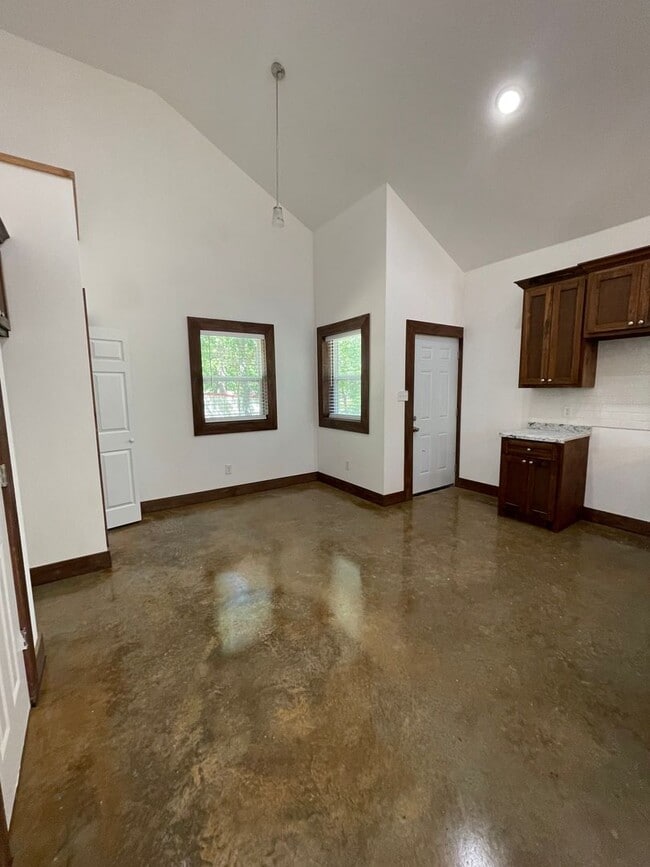 Building Photo - County Living, 2 bed barndominium