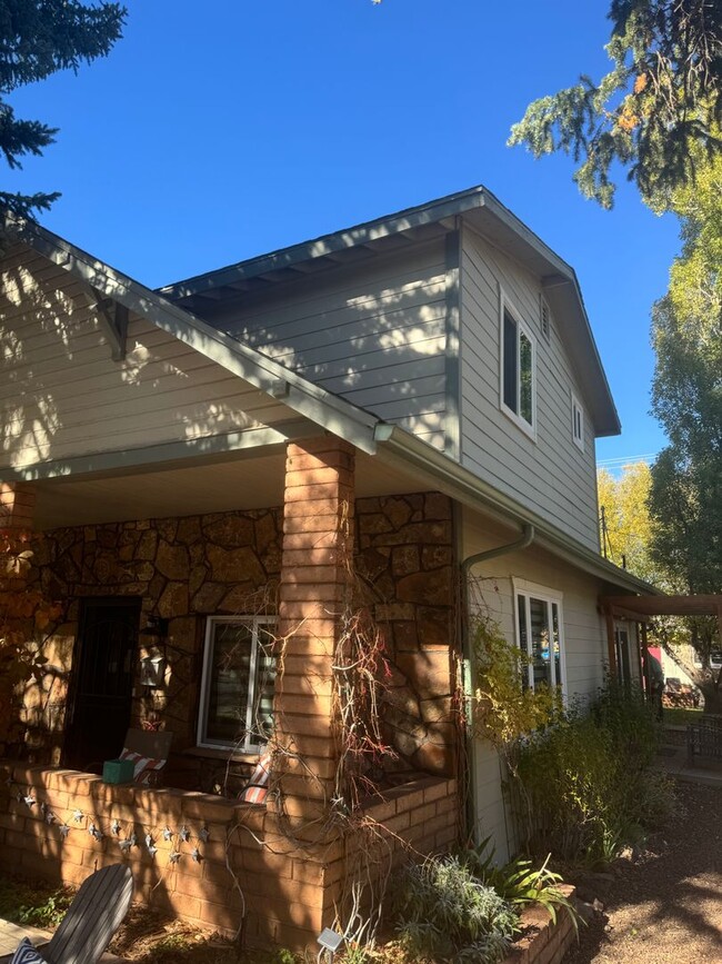 Building Photo - Beautiful Downtown Home_