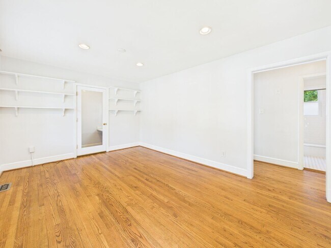 Foto del edificio - 6514 Stuart Ave