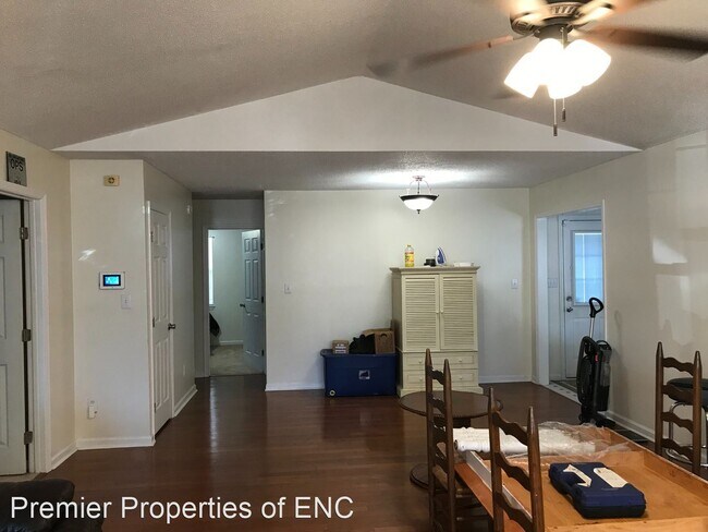 Building Photo - 4 br, 2 bath House - 404 Chaps Court