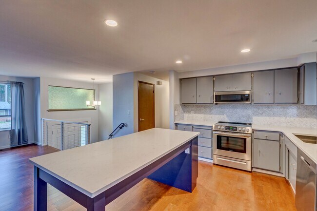 Foto del edificio - Spacious 4-Bedroom Home with Modern Upgrad...