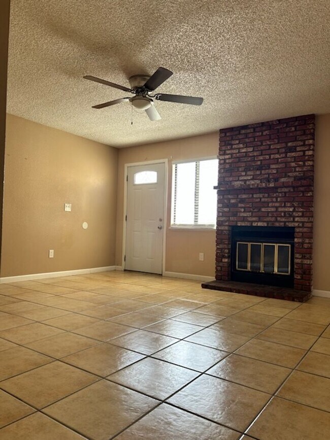 Building Photo - 912 W Graaf Ave