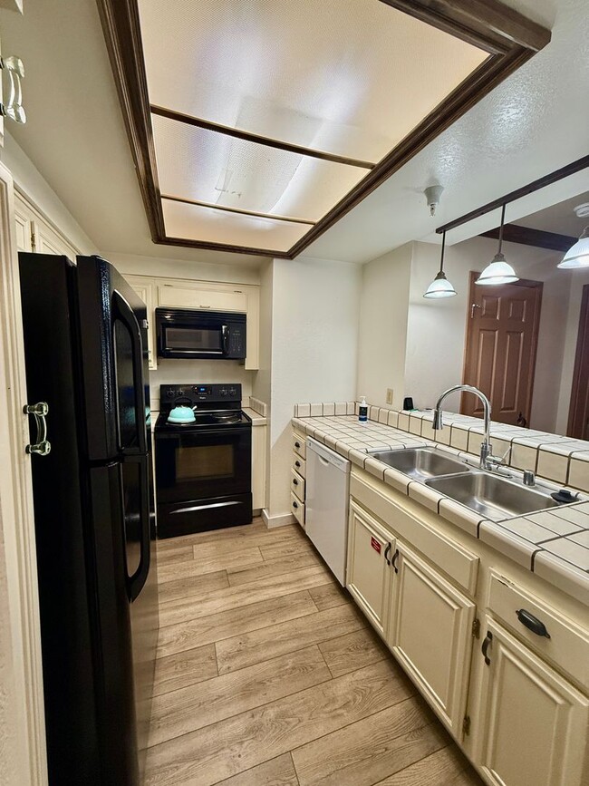 Building Photo - 865 Majestic Pines Dr