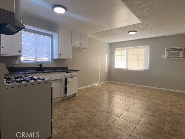 Foto del edificio - 1023 W 8th St