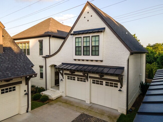Foto del edificio - **LIKE-NEW, HIGH-END EXECUTIVE HOME WITH I...