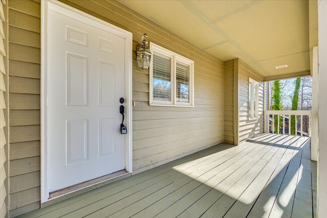 Building Photo - River Hills: 3 BR with 2 Full & 2 Half Baths