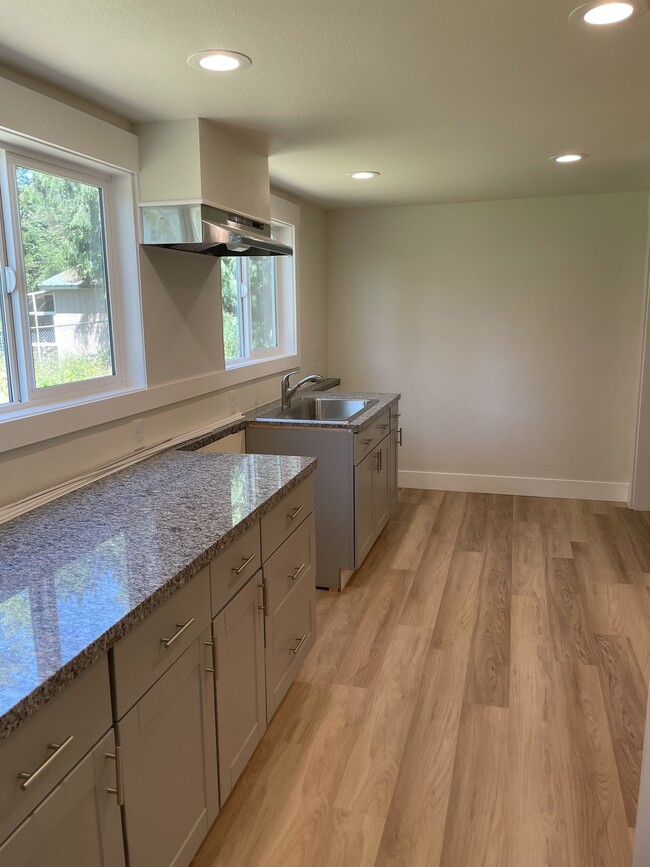Building Photo - 4749 NE Everett Dr