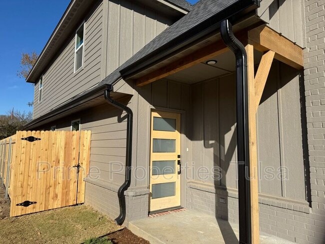 Building Photo - 1022 E Delmar Pl