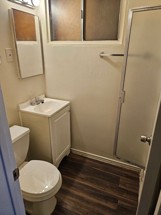 Building Photo - Section-8 Ok - 4-Bed/2-Bath House in North...