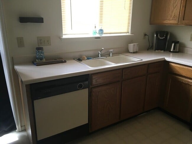 Building Photo - 2 Bed 1.5 Bath Townhouse End Unit in North Central Loveland
