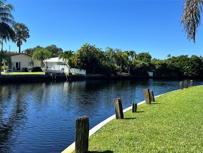 Building Photo - 3004 NE 5th Terrace