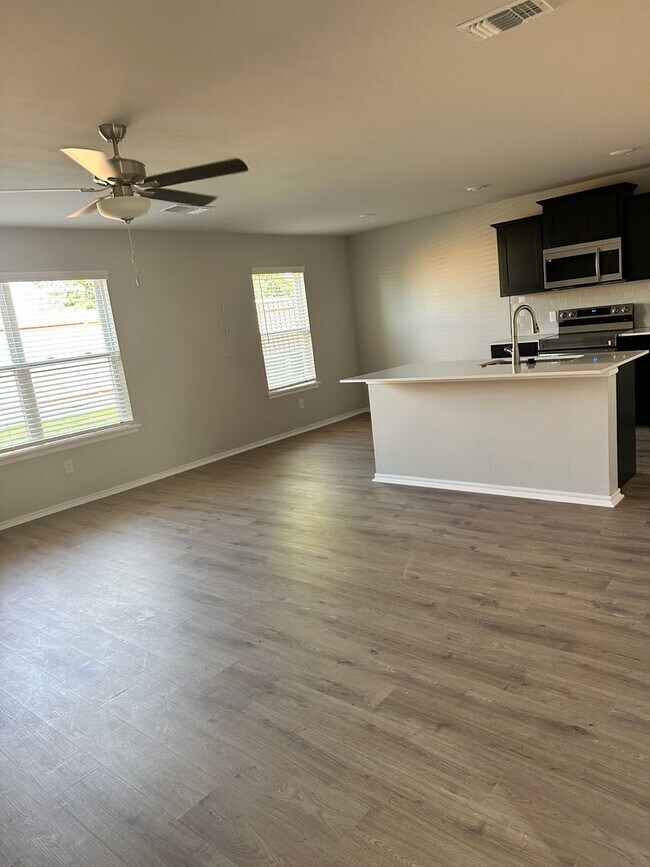 Foto del edificio - First Month Free!