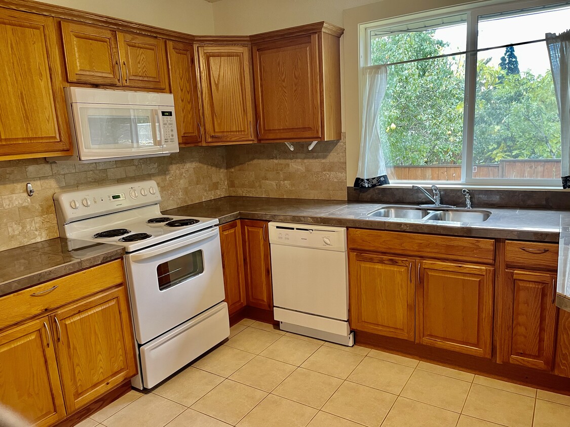 Primary Photo - 9657 N Leonard St