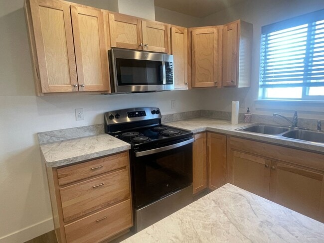 Building Photo - First Month Free   Newly Built Townhouse