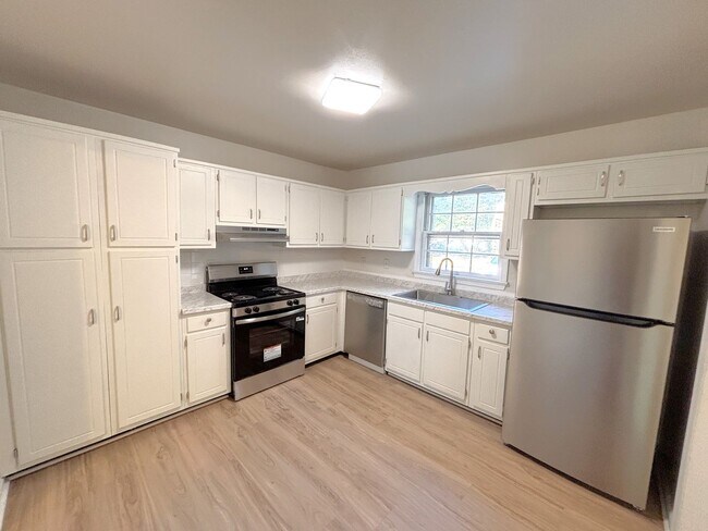 Building Photo - 3 bedroom/ 1.5 bathroom- Courthouse Green