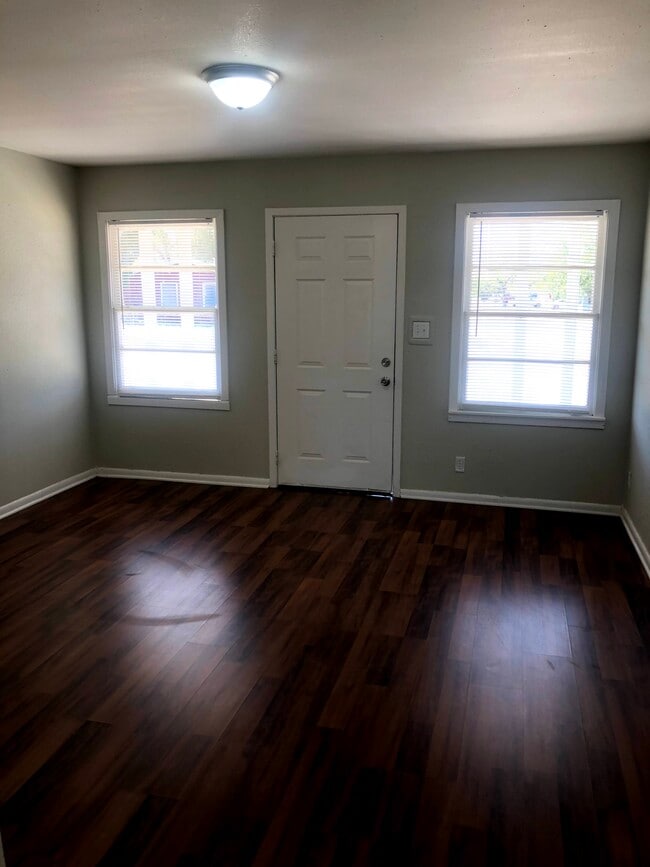 Building Photo - 611 McEwen St