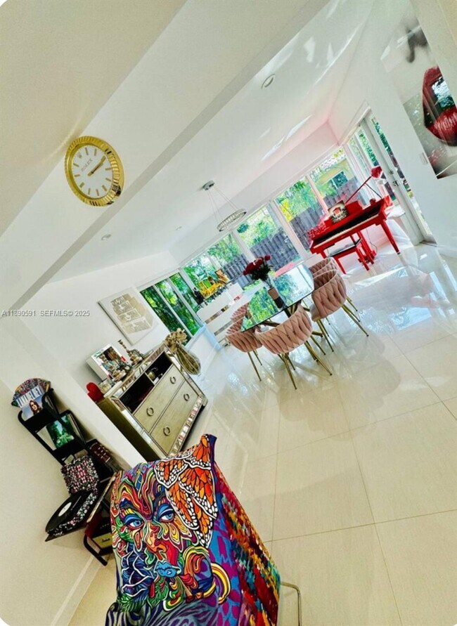 Foto del edificio - 9240 Byron Ave