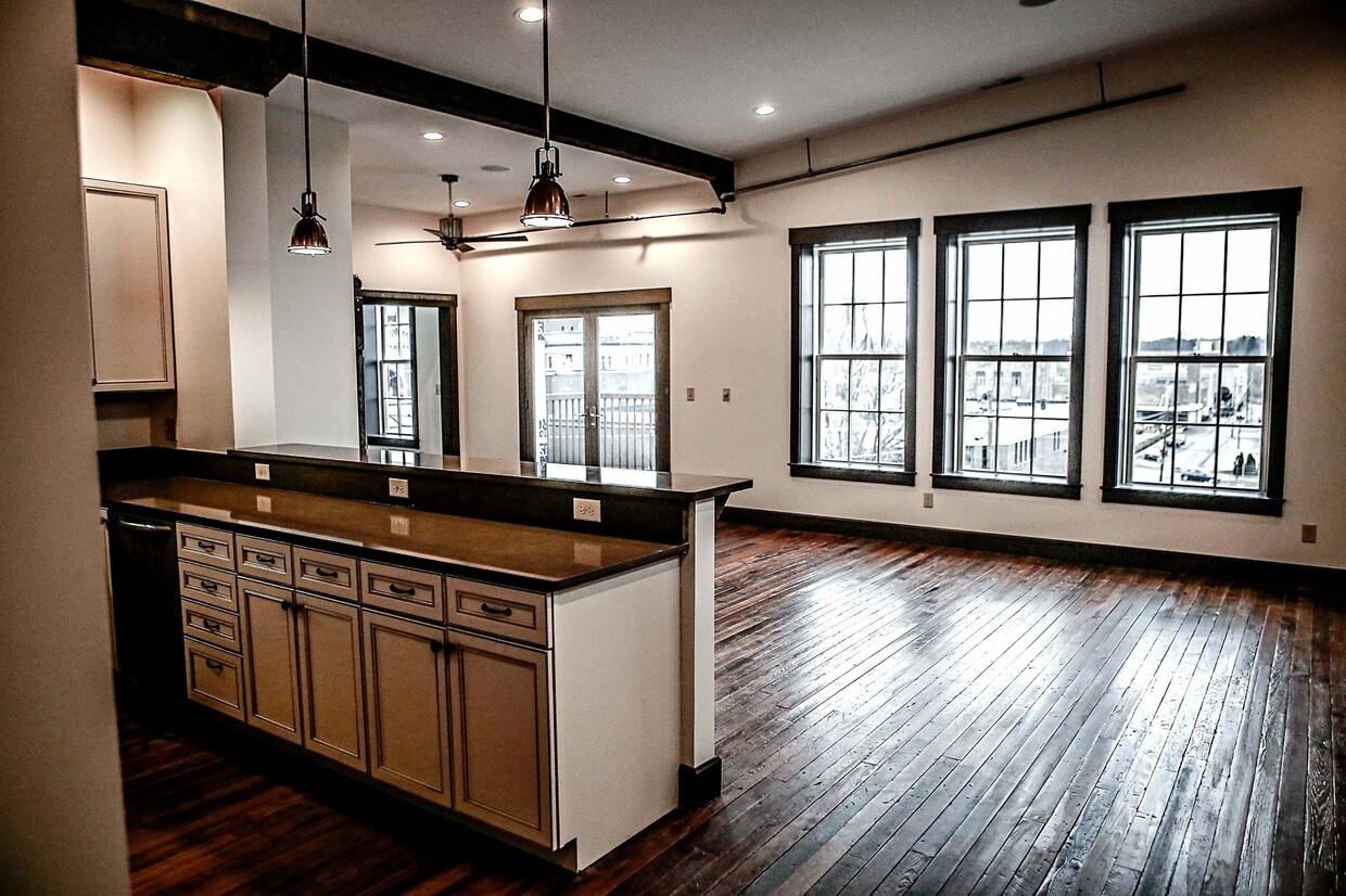 Living Room with balcony - 124 E Main St